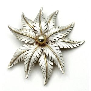 Beautiful Vintage Leaf pin signed “Lisa”
